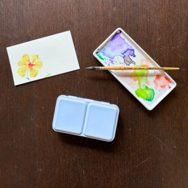 Boîte aquarelle en métal bleu bureau