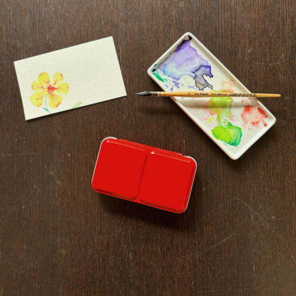 Boîte aquarelle en métal rouge ambiance bureau