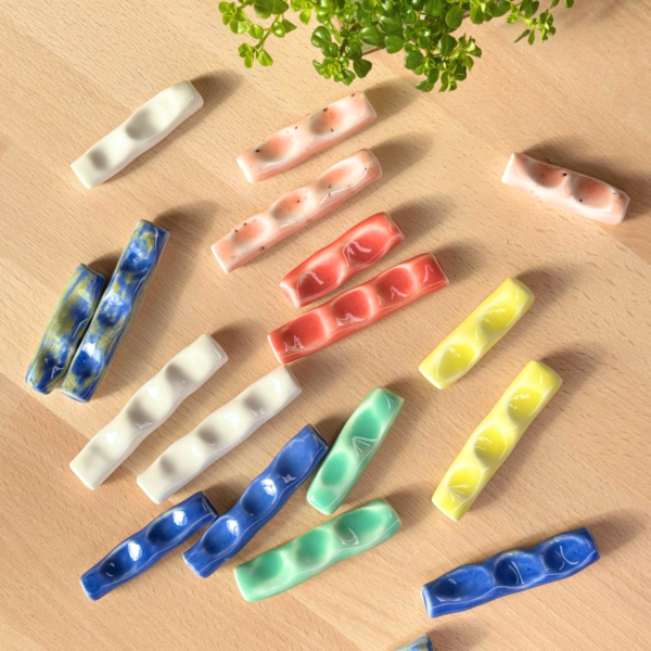 My Rock Way x Gaëlle D Repose-pinceau série Réglisse Couleur disponibles: bleu artiste, bleu caprice, rose sauvage, vert céladon, blanc neige, jaune Monaco, rouge, corail