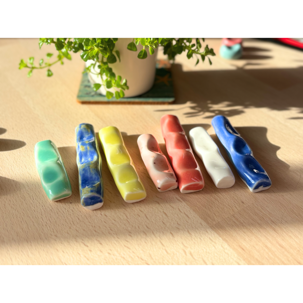 My Rock Way x Gaëlle D Repose-pinceau série Réglisse Couleur disponibles: bleu artiste, bleu caprice, rose sauvage, vert céladon, blanc neige, jaune Monaco, rouge, corail