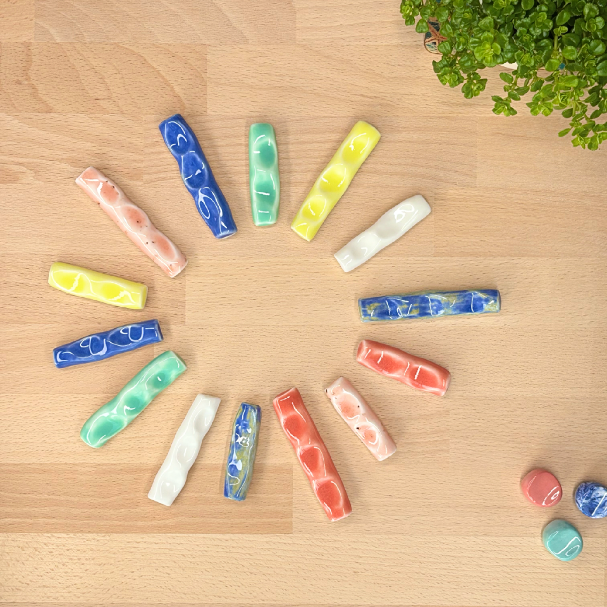 My Rock Way x Gaëlle D Repose-pinceau série Réglisse Couleur disponibles: bleu artiste, bleu caprice, rose sauvage, vert céladon, blanc neige, jaune Monaco, rouge, corail