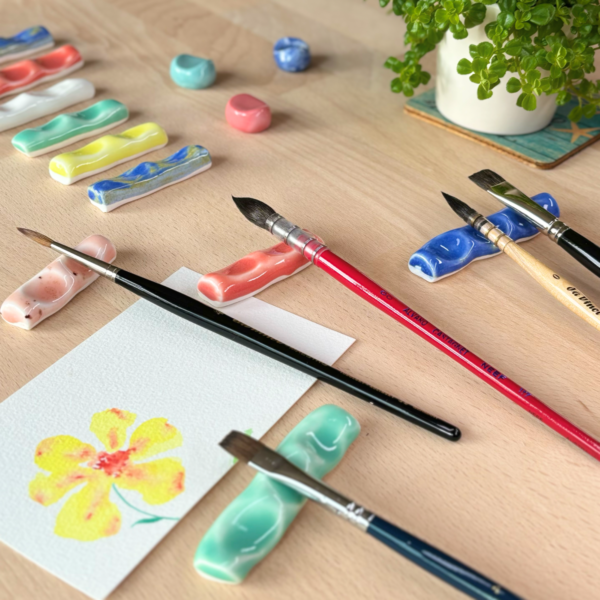 My Rock Way x Gaëlle D Repose-pinceau série Réglisse Couleur disponibles: bleu artiste, bleu caprice, rose sauvage, vert céladon, blanc neige, jaune Monaco, rouge, corail